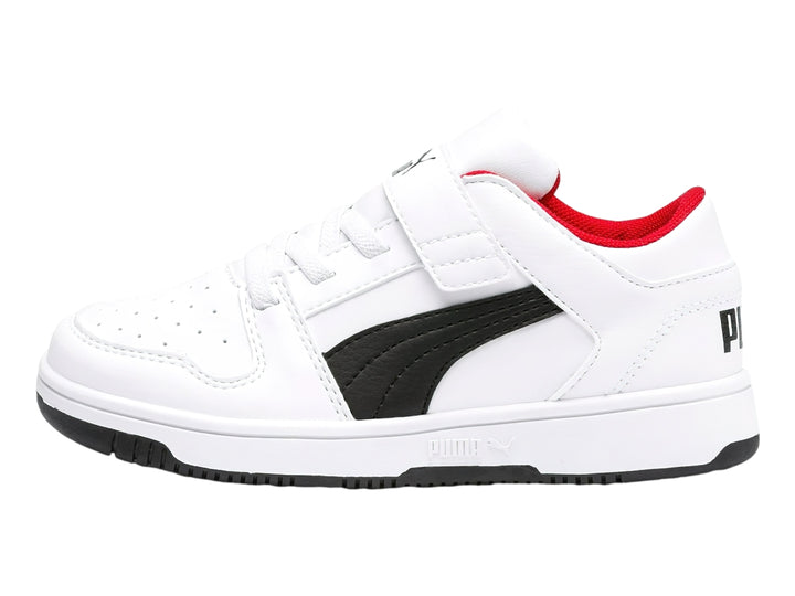 Tenis PUMA blancos con franja negra y forro interior rojo, estilo deportivo de corte bajo.