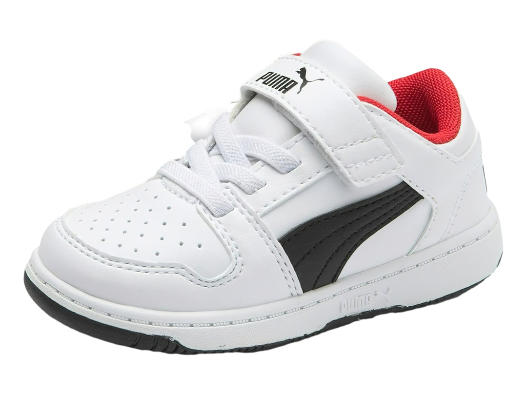 Tenis PUMA Rebound Layup Lo SL V para bebé en color blanco con franja negra y detalles internos en rojo.