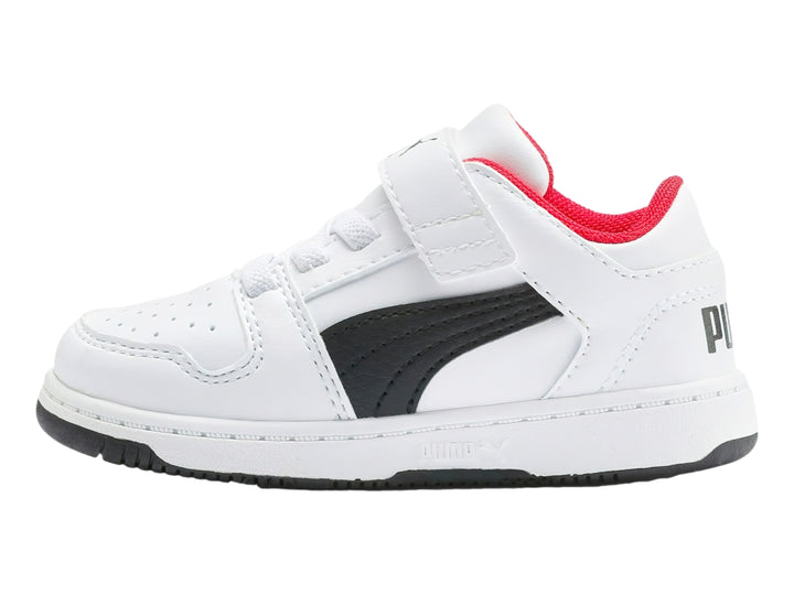 Tenis PUMA Rebound Layup Lo SL V para bebé en color blanco con franja negra y detalles internos en rojo.