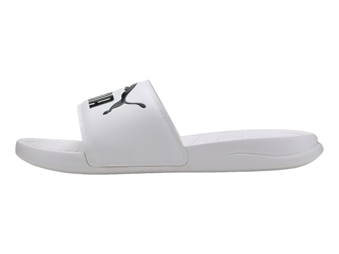 Sandalias PUMA Popcat en color blanco con logotipo negro en la banda superior.