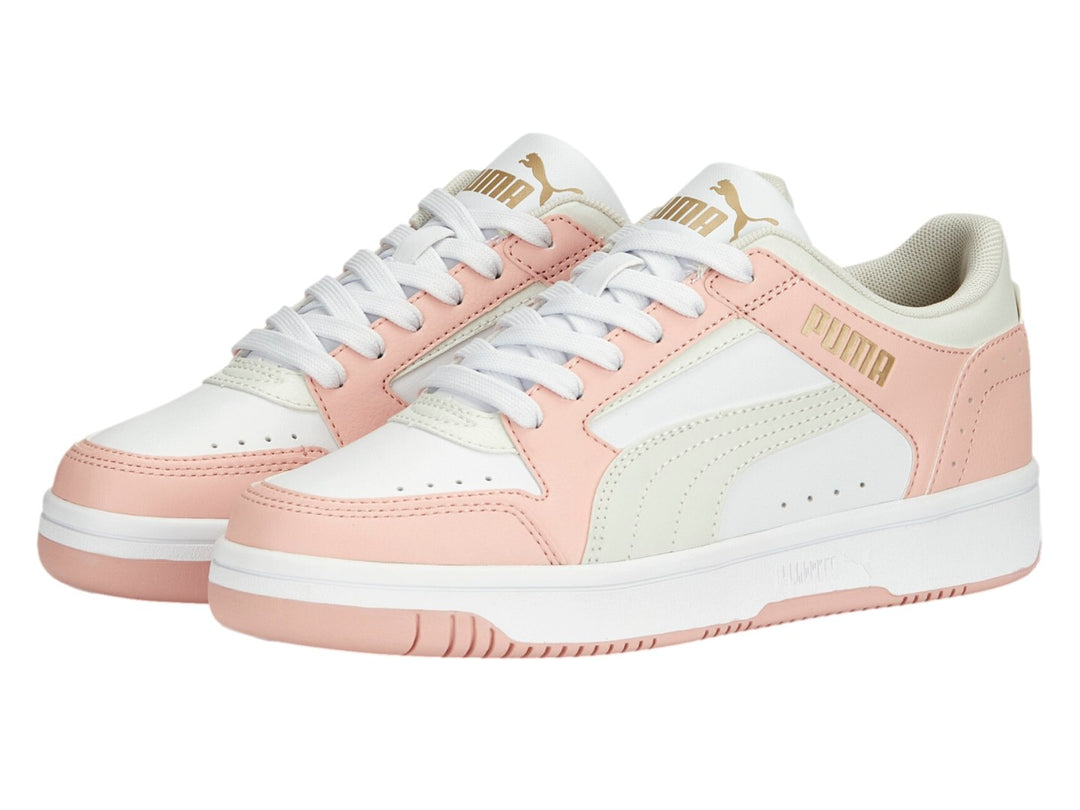Tenis PUMA Rebound Joy Low en colores blanco y rosa pastel con suela blanca.