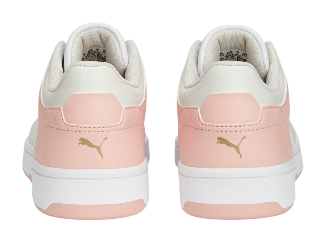 Tenis PUMA Rebound Joy Low en colores blanco y rosa pastel con suela blanca.