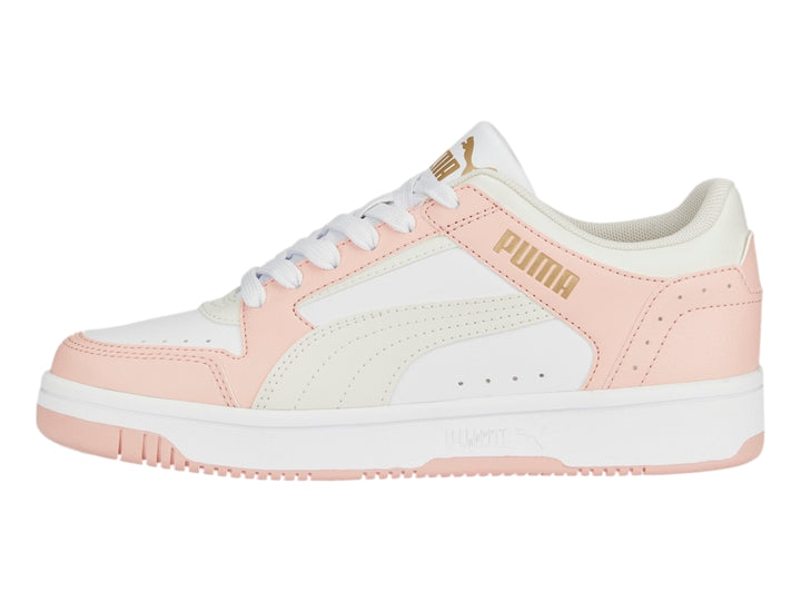 Tenis PUMA Rebound Joy Low en colores blanco y rosa pastel con suela blanca.