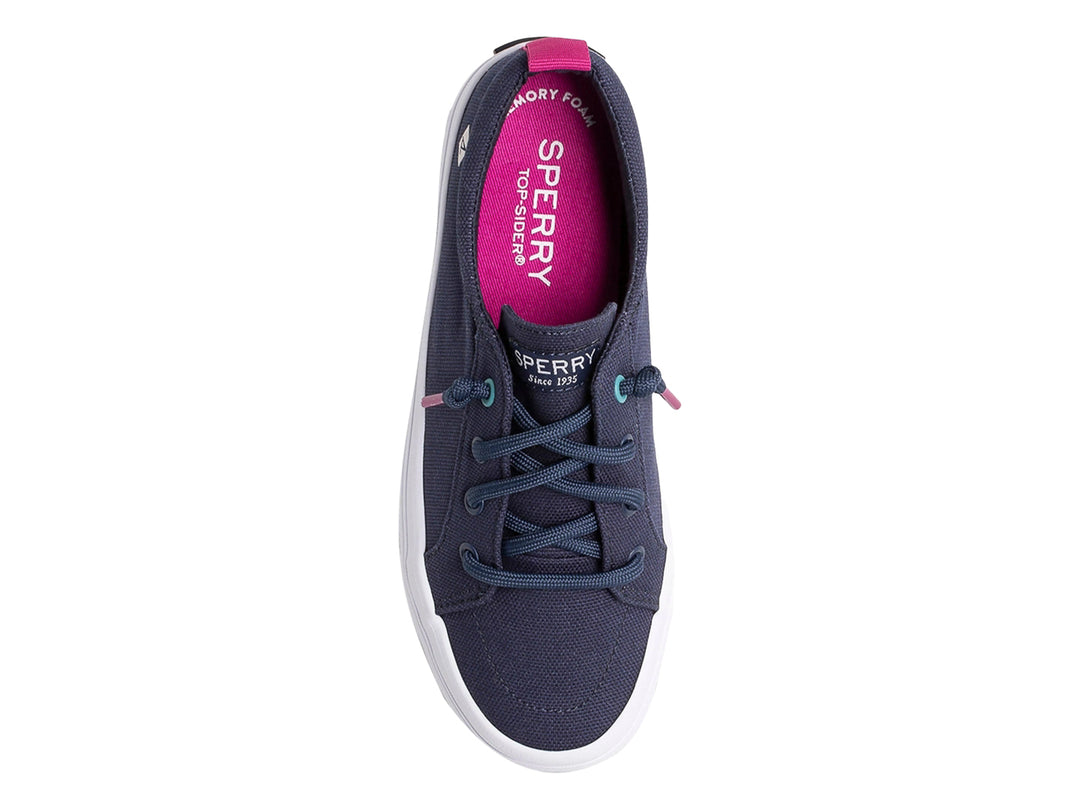 Zapato casual Sperry azul marino con suela blanca y detalles en rosa y turquesa.
