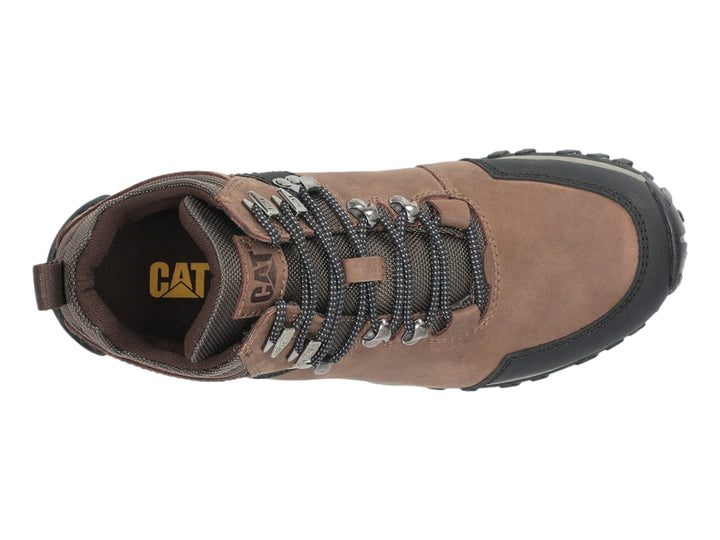 Bota de trabajo Caterpillar color marrón oscuro con refuerzos negros y suela antideslizante.