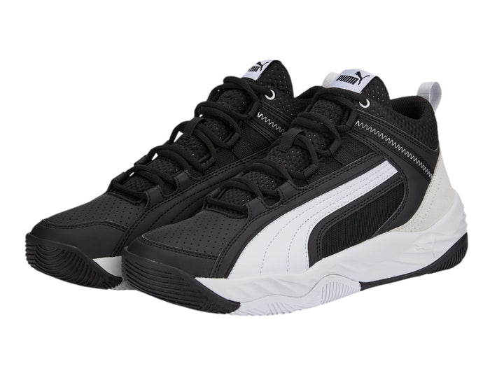 Tenis de baloncesto PUMA Rebound Future Evo Core en color negro con suela y talón blanco.