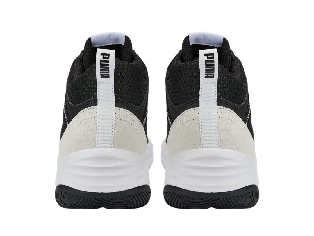 Tenis de baloncesto PUMA Rebound Future Evo Core en color negro con suela y talón blanco.