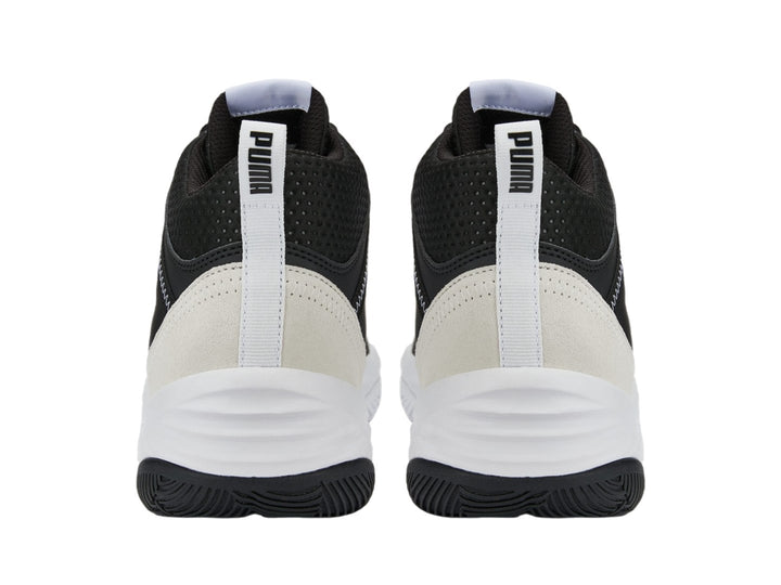 Tenis de baloncesto PUMA Rebound Future Evo Core en color negro con suela y talón blanco.