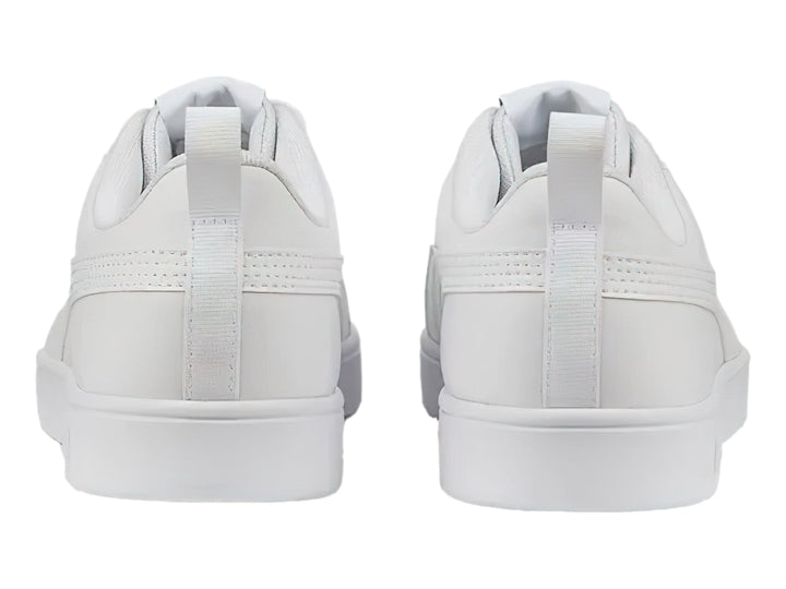 Tenis Puma Rickie en color blanco total, vista lateral.