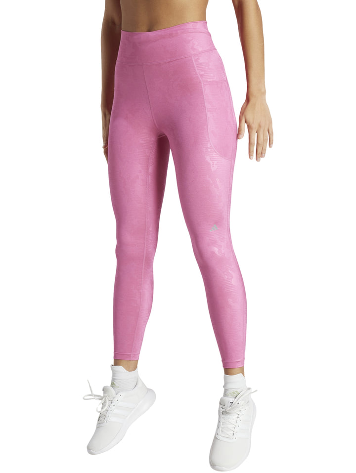Mallas deportivas Adidas color rosa con estampado de camuflaje tono sobre tono.
