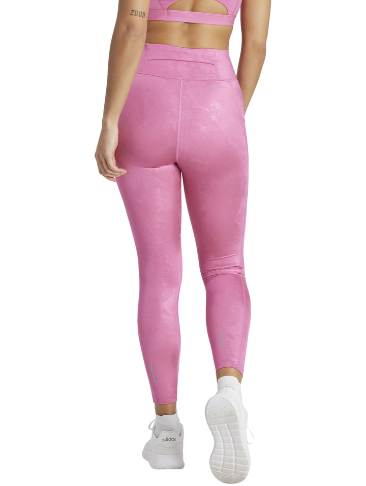 Mallas deportivas Adidas color rosa con estampado de camuflaje tono sobre tono.