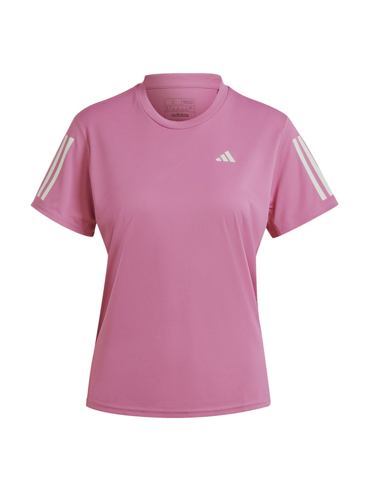 Mujer vistiendo camiseta deportiva Adidas color rosa con franjas blancas en las mangas.