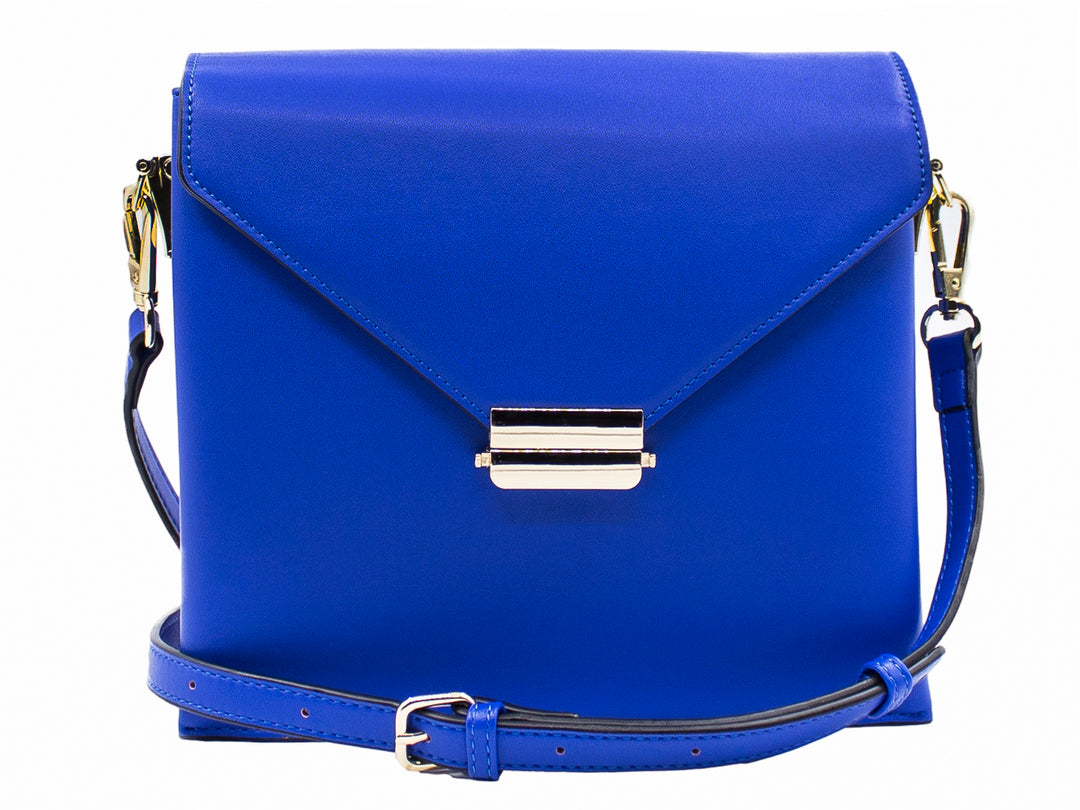Bolso rectangular color azul eléctrico con cierre dorado y correa ajustable sobre fondo blanco.