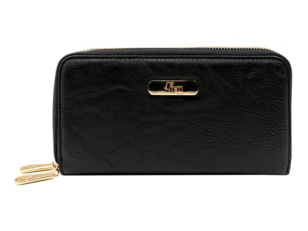 Bolso estilo cartera color negro con textura corrugada y detalles de cierre en color dorado.