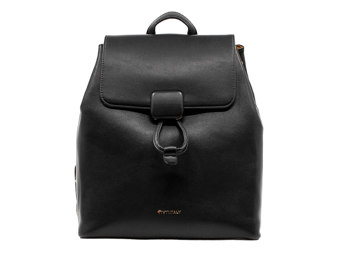 Mochila color negro de material sintético con solapa frontal y cierre de hebilla circular.