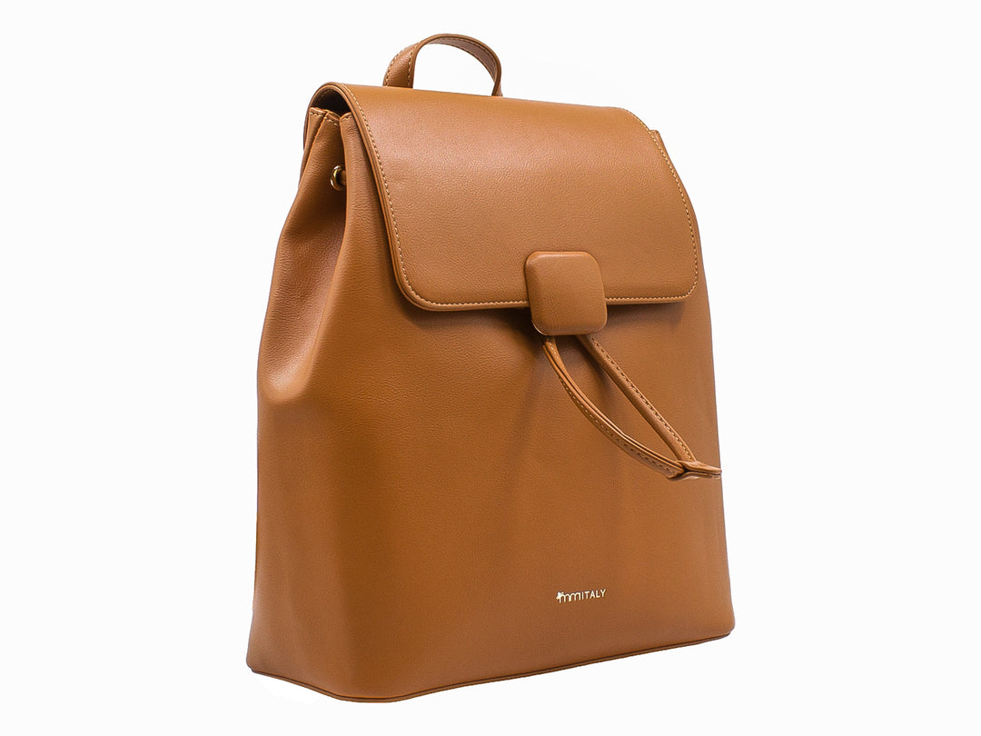 Bolso tipo mochila color café con solapa frontal y asa superior sobre fondo blanco.