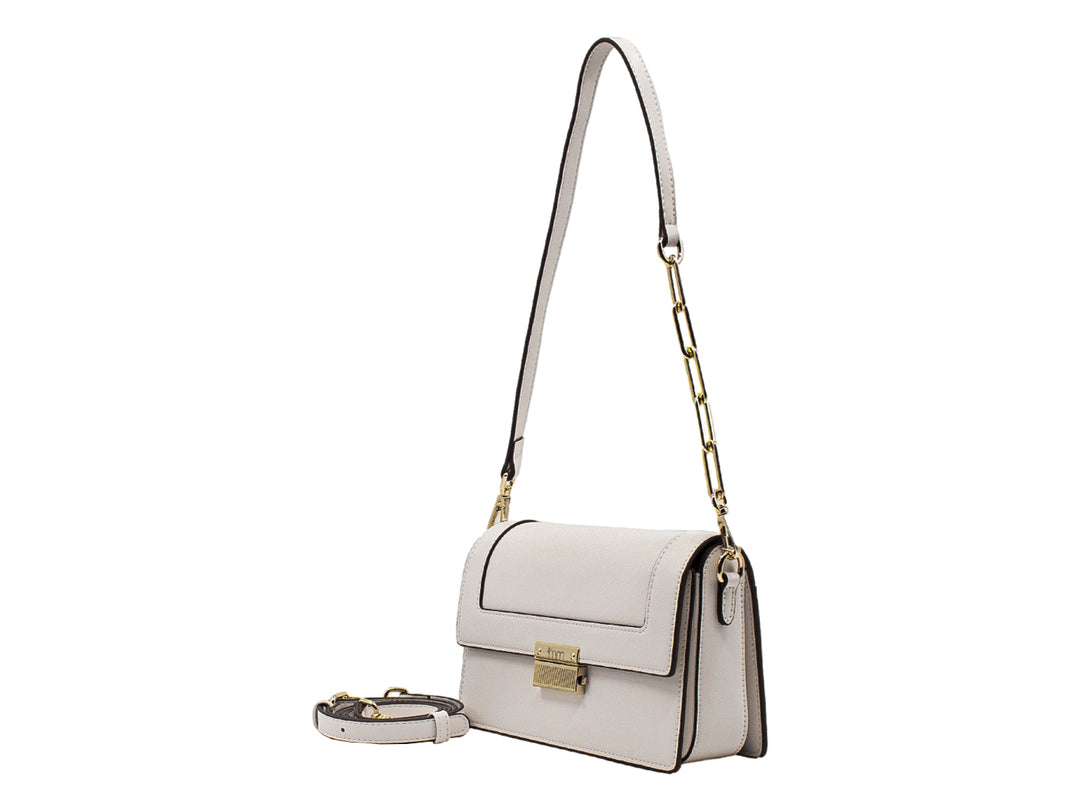 Bolso blanco rectangular con correa de cadena dorada y cierre metálico.
