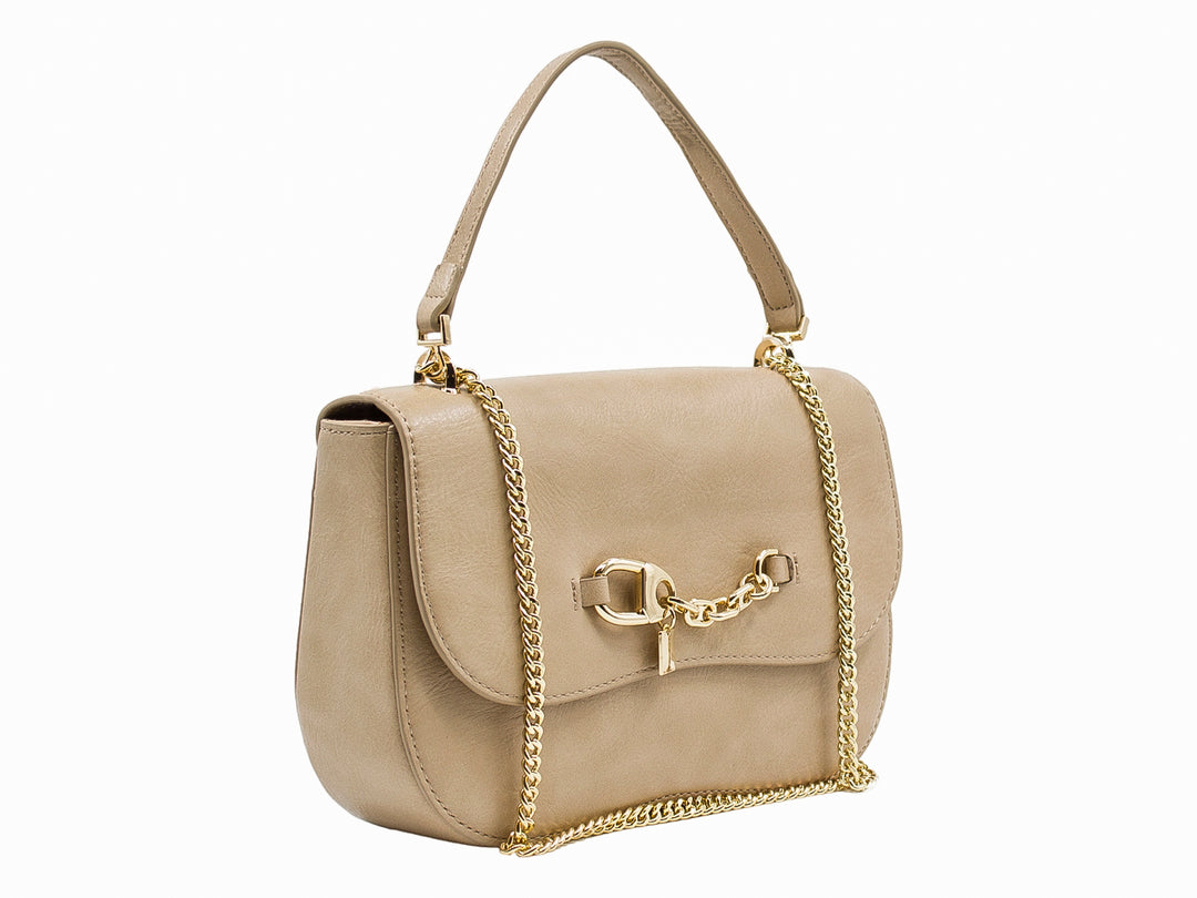 Bolso de hombro color nude con detalles de cadena y herrajes en tono dorado.