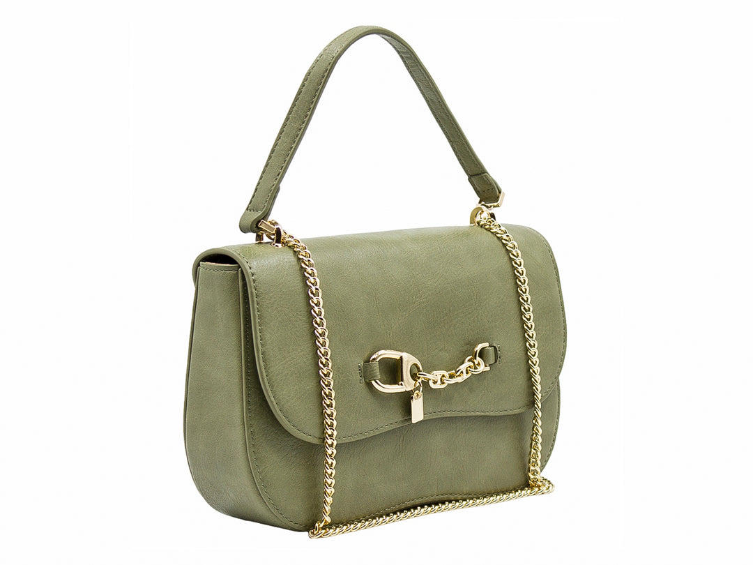Bolso de hombro color verde matcha con asa corta y correa de cadena dorada decorativa.
