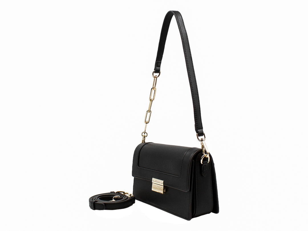 Bolso negro rectangular con correa y cadena dorada sobre fondo blanco.