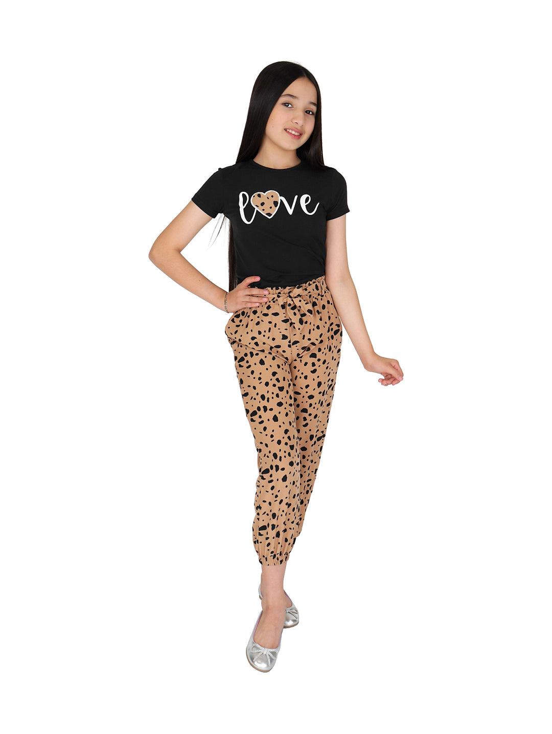 Conjunto de dos piezas para niña compuesto por camiseta negra con texto &