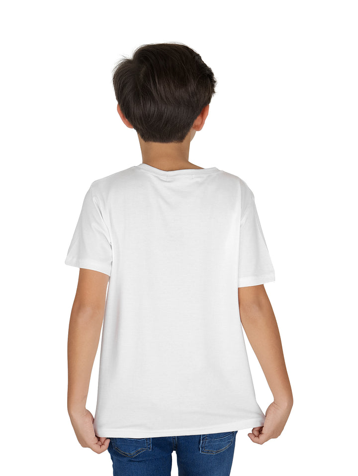 Niño con camiseta blanca de manga corta con estampado multicolor de carita feliz y texto.