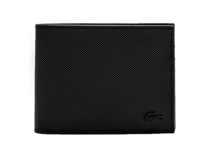 Cartera Lacoste de color negro con textura rugosa y logotipo grabado en relieve.