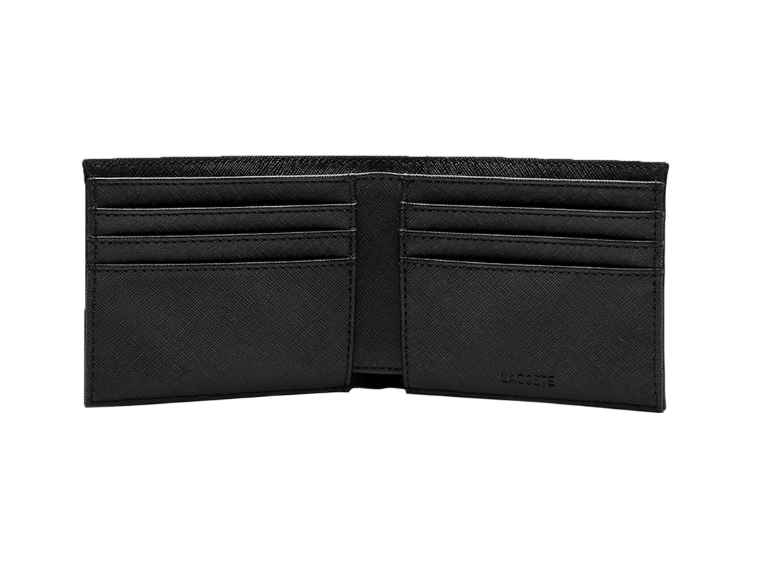 Cartera Lacoste de color negro con textura rugosa y logotipo grabado en relieve.
