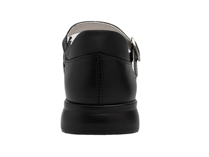 Zapato infantil color negro de material sintético con correa y hebilla en forma de corazón.