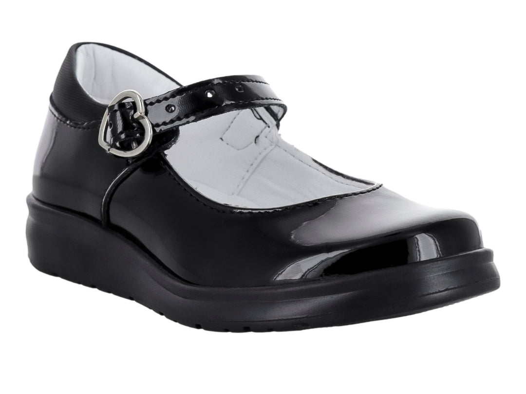 Zapato infantil de charol negro brillante con correa y hebilla plateada.