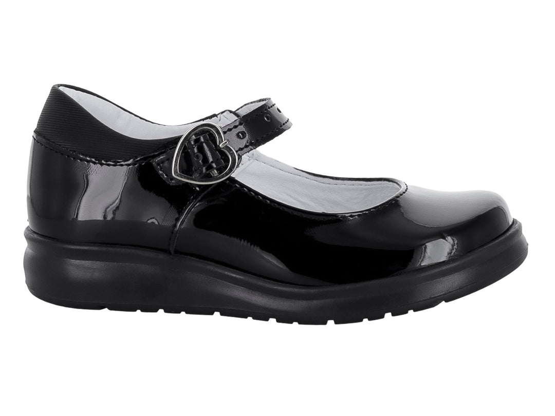 Zapato infantil de charol negro brillante con correa y hebilla plateada.