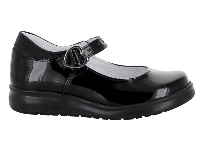Zapato infantil de charol negro brillante con correa y hebilla plateada.