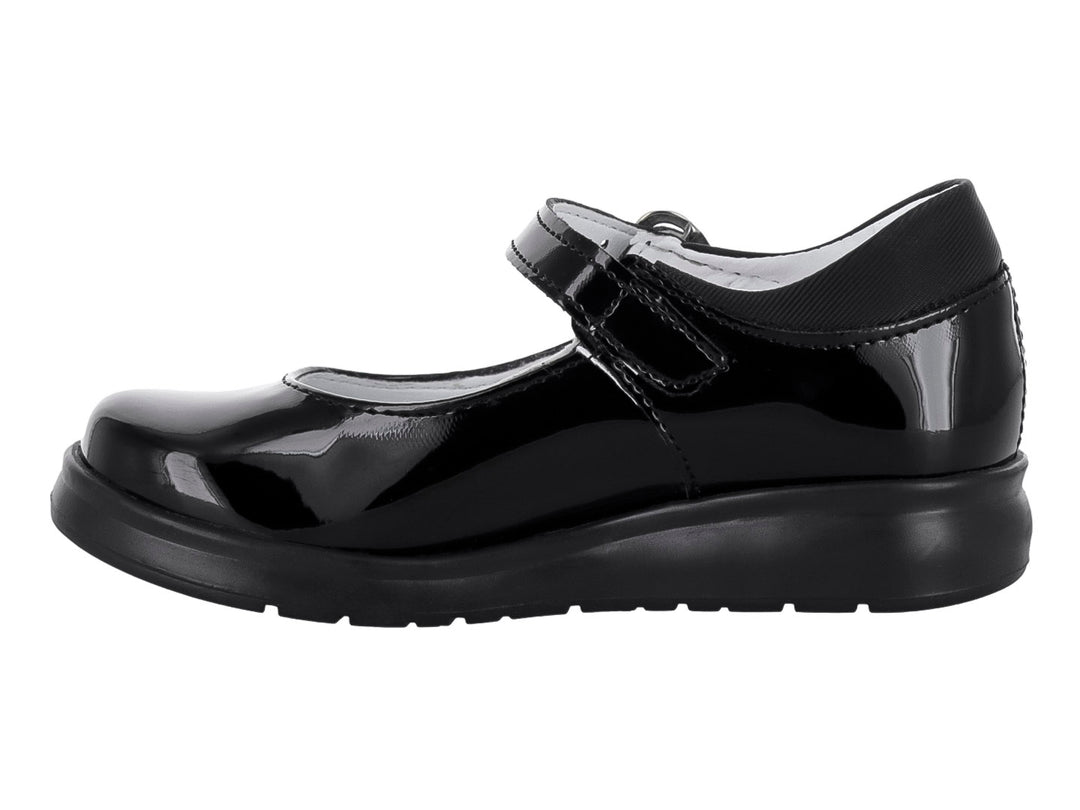 Zapato infantil de charol negro brillante con correa y hebilla plateada.