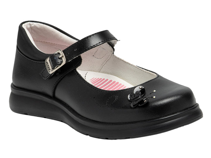 Zapato negro para niña estilo Mary Jane con correa, hebilla y detalle de mariposa en la punta.