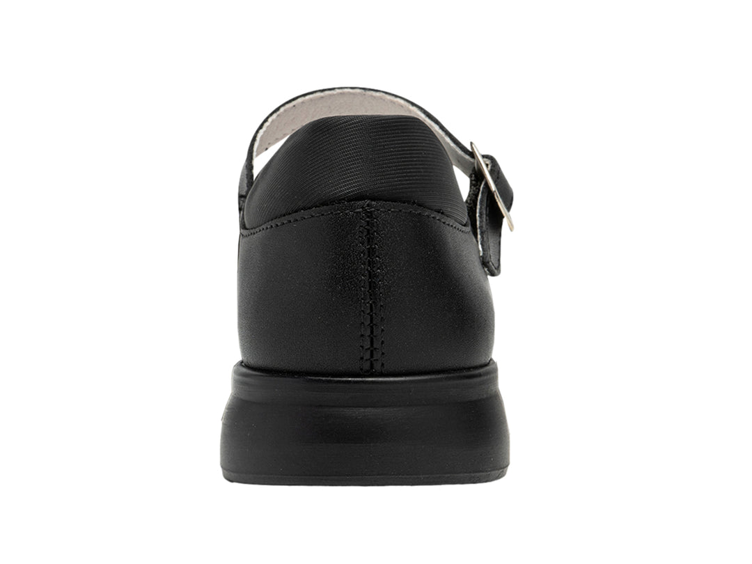 Zapato negro para niña estilo Mary Jane con correa, hebilla y detalle de mariposa en la punta.