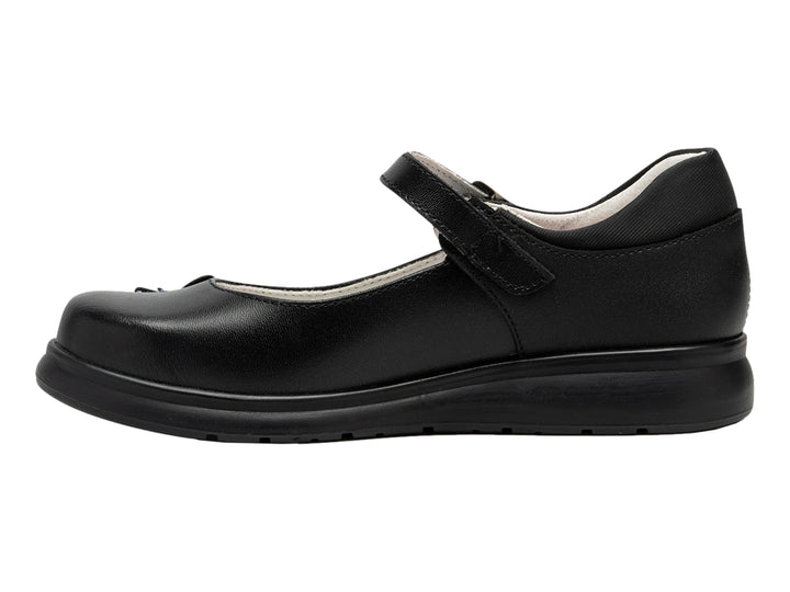Zapato negro para niña estilo Mary Jane con correa, hebilla y detalle de mariposa en la punta.