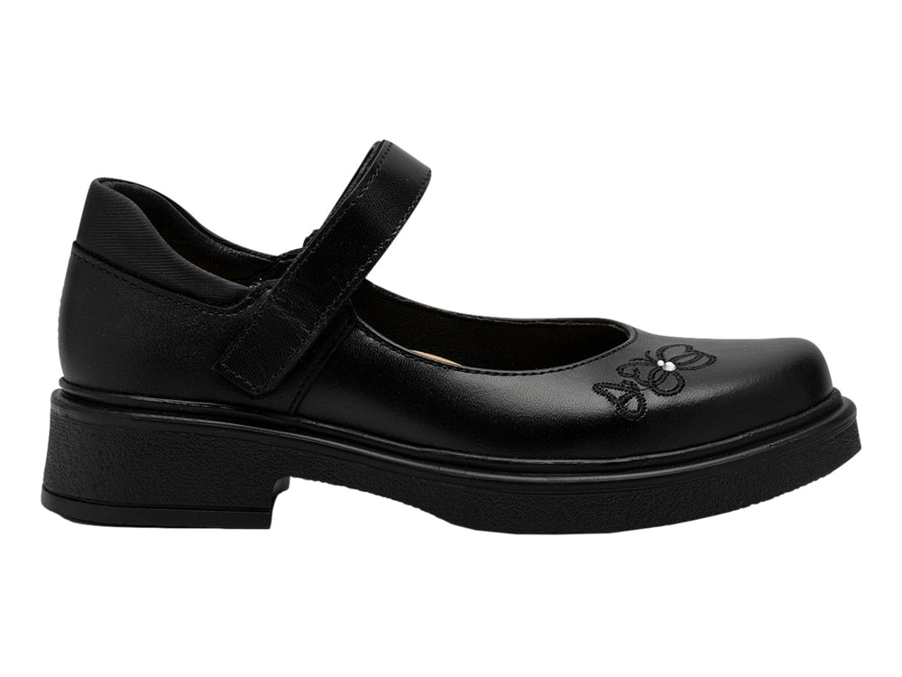 Zapato escolar negro para niña con correa y detalle decorativo en la punta.