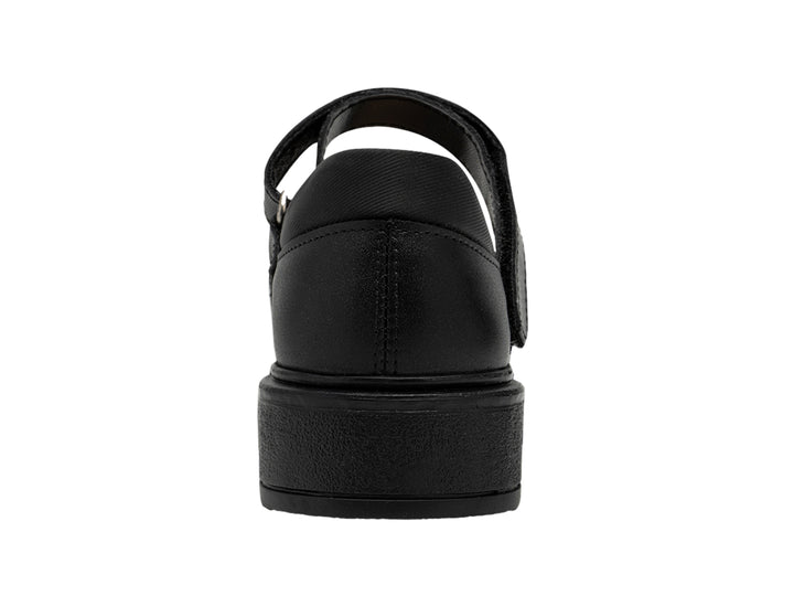 Zapato escolar negro para niña con correa y detalle decorativo en la punta.