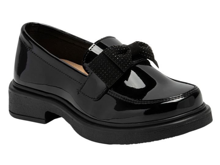 Zapato infantil de charol negro brillante con moño decorativo y suela gruesa.