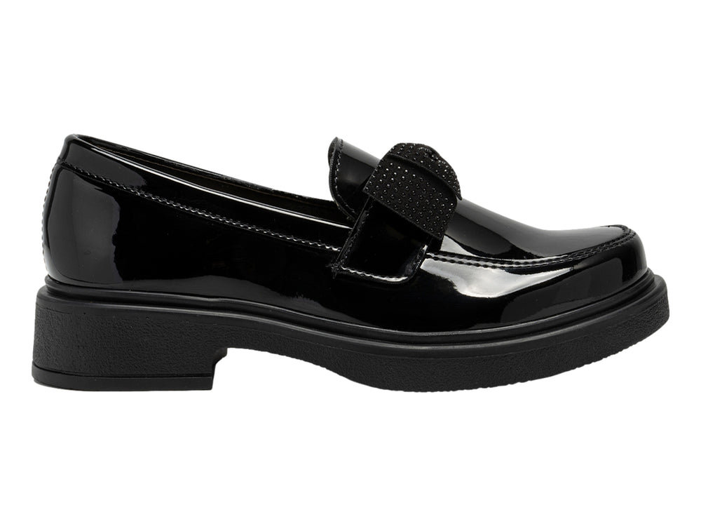Zapato infantil de charol negro brillante con moño decorativo y suela gruesa.