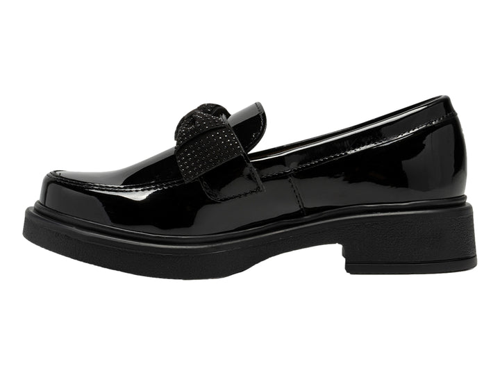 Zapato infantil de charol negro brillante con moño decorativo y suela gruesa.