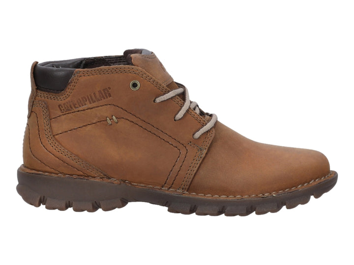 Bota de cuero color beige oscuro marca Caterpillar con suela marrón y cordones.