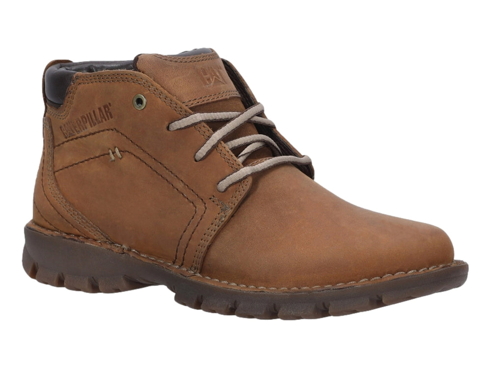 Bota de cuero color beige oscuro marca Caterpillar con suela marrón y cordones.