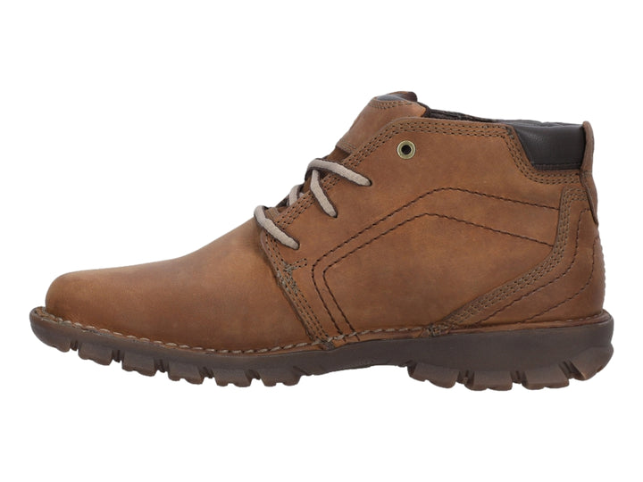 Bota de cuero color beige oscuro marca Caterpillar con suela marrón y cordones.