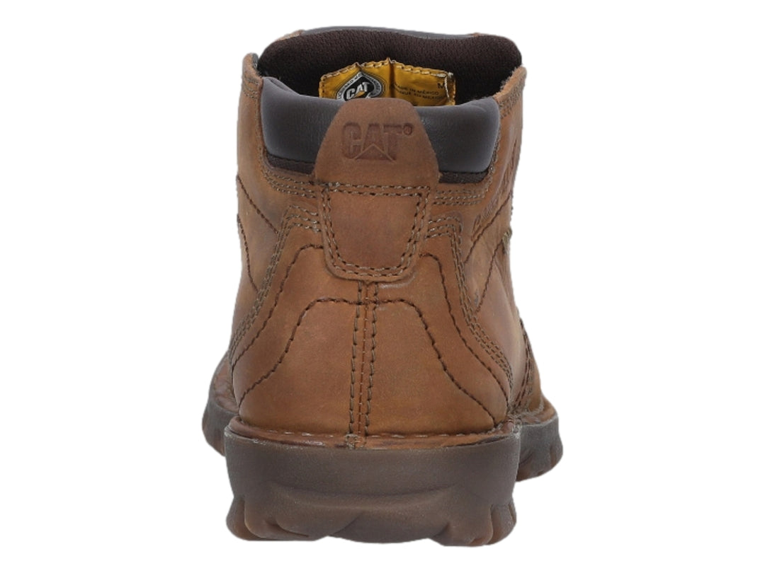 Bota de cuero color beige oscuro marca Caterpillar con suela marrón y cordones.
