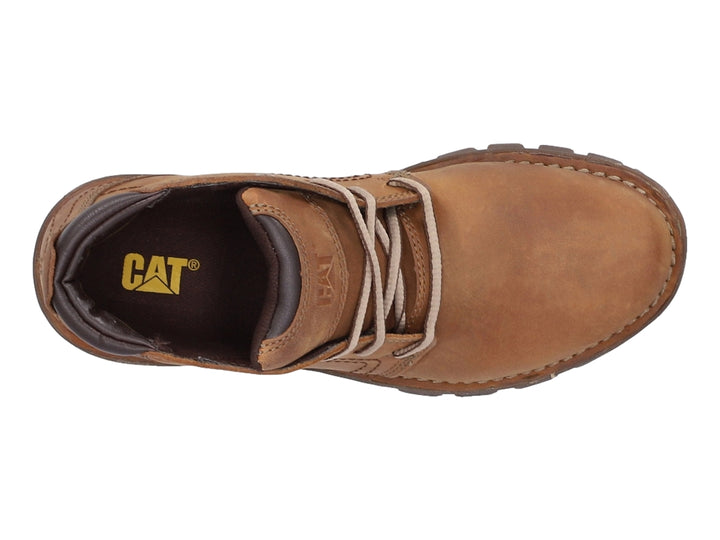 Bota de cuero color beige oscuro marca Caterpillar con suela marrón y cordones.