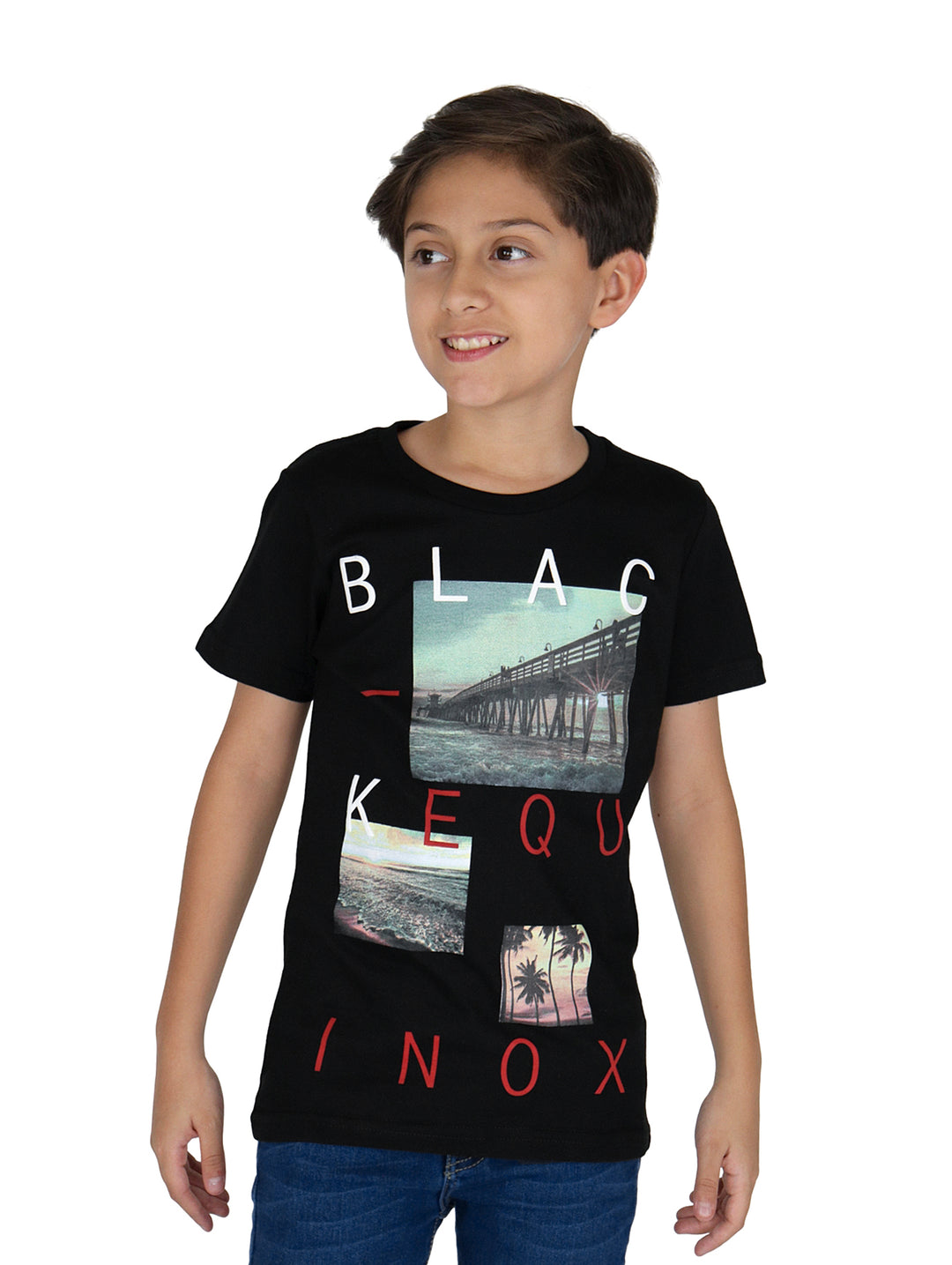 Niño vistiendo camiseta negra de manga corta con estampado gráfico de un muelle y texto.