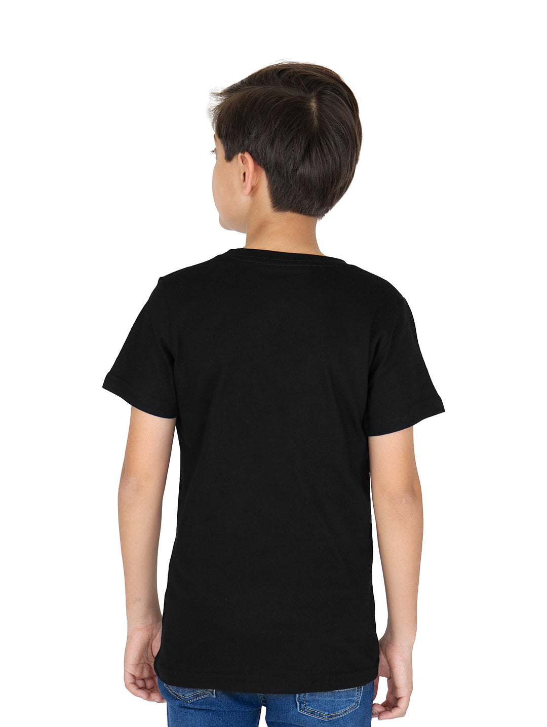 Niño vistiendo camiseta negra de manga corta con estampado gráfico de un muelle y texto.