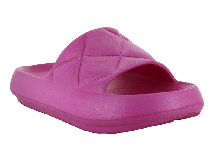 Sandalia deslizante color fucsia con diseño acolchado en la correa.