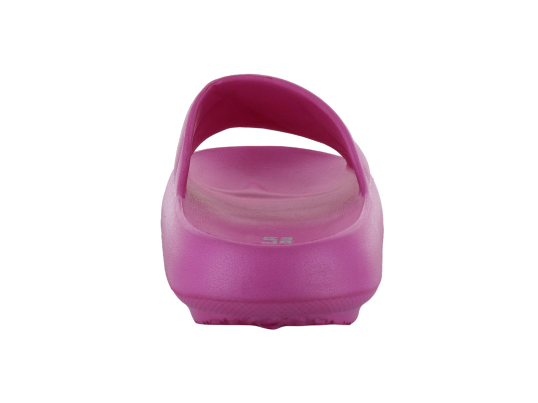 Sandalia deslizante color fucsia con diseño acolchado en la correa.